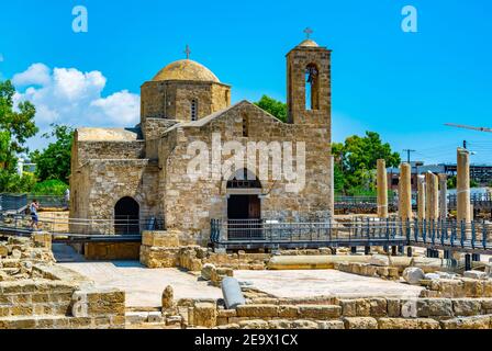 Agia Kyriaki Chrysopolitissa Kirche mit Ruinen einer alten Kirche, Paphos, Zypern umgeben Stockfoto