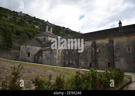 Panoramablick auf die Abtei Sénanque und ihre Umgebung, eine Zisterziensergemeinde in der Nähe des historischen Dorfes Gordes in Vaucluse Provence Frankreich. Stockfoto