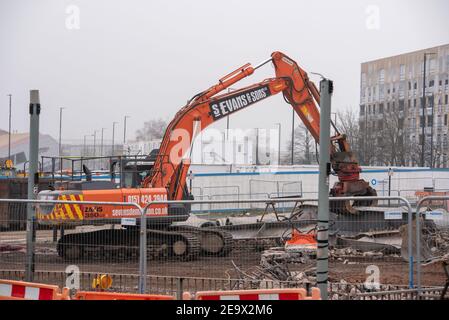 Birmingham, Großbritannien. 6th. Februar 2021: Perry Barr Flyover, der an einer der ältesten bestehenden Greyhound-Strecken in Birmingham vorbeifährt, wird endlich abgesetzt, um Platz für eine neue oberflächenEbene Kreuzung zu schaffen, als Teil der Änderungen, die im Rahmen der Commonwealth Games 2022 umgesetzt werden. Das Alexander-Stadion soll der Veranstaltungsort für die Spiele sein und ist nur wenige Minuten von den Werken entfernt. Überflug Abriss. Kredit: Ryan Underwood / Alamy Live Nachrichten Stockfoto