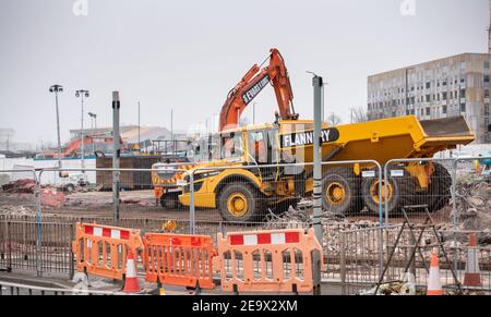 Birmingham, Großbritannien. 6th. Februar 2021: Perry Barr Flyover, der an einer der ältesten bestehenden Greyhound-Strecken in Birmingham vorbeifährt, wird endlich abgesetzt, um Platz für eine neue oberflächenEbene Kreuzung zu schaffen, als Teil der Änderungen, die im Rahmen der Commonwealth Games 2022 umgesetzt werden. Das Alexander-Stadion soll der Veranstaltungsort für die Spiele sein und ist nur wenige Minuten von den Werken entfernt. Überflug Abriss. Kredit: Ryan Underwood / Alamy Live Nachrichten Stockfoto