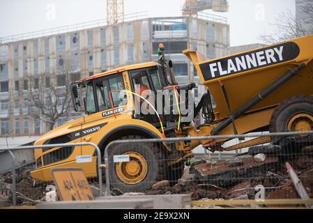 Birmingham, Großbritannien. 6th. Februar 2021: Perry Barr Flyover, der an einer der ältesten bestehenden Greyhound-Strecken in Birmingham vorbeifährt, wird endlich abgesetzt, um Platz für eine neue oberflächenEbene Kreuzung zu schaffen, als Teil der Änderungen, die im Rahmen der Commonwealth Games 2022 umgesetzt werden. Das Alexander-Stadion soll der Veranstaltungsort für die Spiele sein und ist nur wenige Minuten von den Werken entfernt. Überflug Abriss. Kredit: Ryan Underwood / Alamy Live Nachrichten Stockfoto