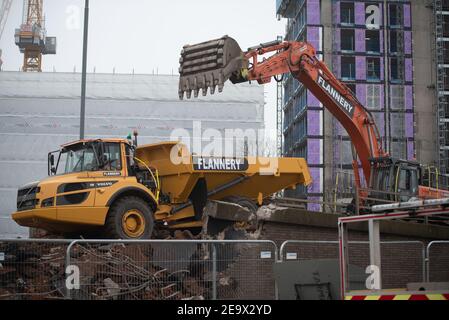 Birmingham, Großbritannien. 6th. Februar 2021: Perry Barr Flyover, der an einer der ältesten bestehenden Greyhound-Strecken in Birmingham vorbeifährt, wird endlich abgesetzt, um Platz für eine neue oberflächenEbene Kreuzung zu schaffen, als Teil der Änderungen, die im Rahmen der Commonwealth Games 2022 umgesetzt werden. Das Alexander-Stadion soll der Veranstaltungsort für die Spiele sein und ist nur wenige Minuten von den Werken entfernt. Überflug Abriss. Kredit: Ryan Underwood / Alamy Live Nachrichten Stockfoto