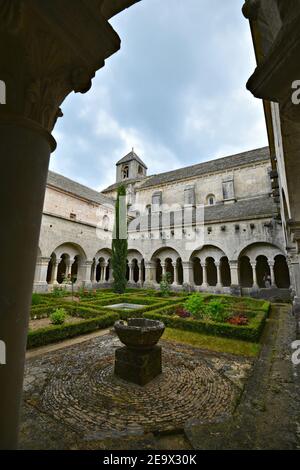 Blick auf den Innenhof der Abtei Sénanque eine Zisterziensergemeinde in der Nähe des historischen Dorfes Gordes in Vaucluse Provence Frankreich. Stockfoto