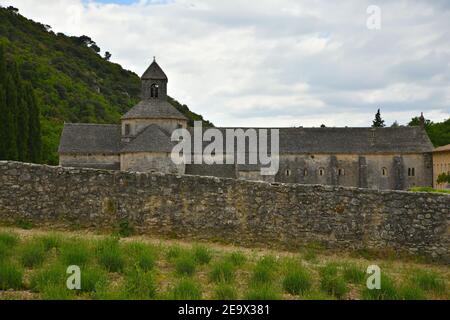 Panoramablick auf die Abtei Sénanque und ihre Umgebung, eine Zisterziensergemeinde in der Nähe des historischen Dorfes Gordes in Vaucluse Provence Frankreich. Stockfoto