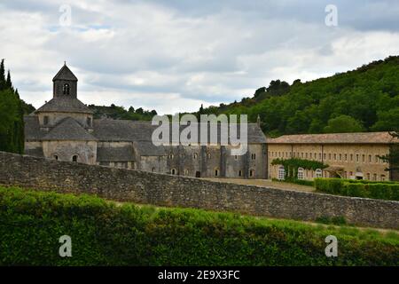 Panoramablick auf die Abtei Sénanque und ihre Umgebung, eine Zisterziensergemeinde in der Nähe des historischen Dorfes Gordes in Vaucluse Provence Frankreich. Stockfoto