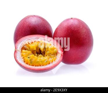 Passionsfrucht auf weißem Hintergrund. Stockfoto