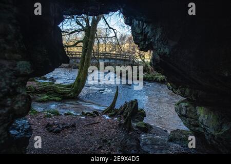Teil des River Avon Heritage Trail, zentriert auf dem Bogen, der lokal als Wallace's Cave bekannt ist. Stockfoto
