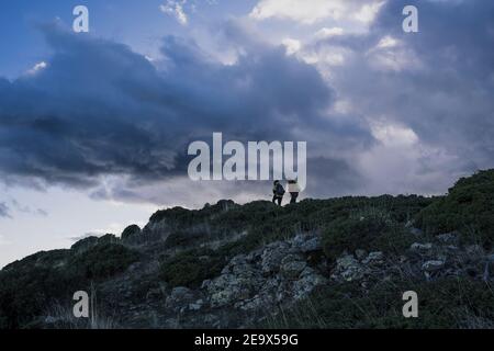 Zwei Bergsteiger bestieg den Grat zwischen Les Agudes und Turó de l'Home. Naturpark Montseny. Katalonien. Spanien. Stockfoto