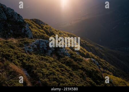 Grat zwischen Les Agudes und Turó de l'Home beleuchtet von Lichtwellen, die durch Wolken kommen. Naturpark Montseny. Katalonien. Spanien. Stockfoto