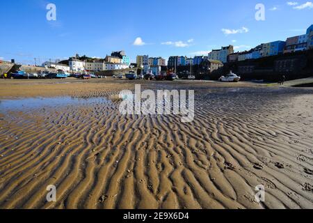 Sand Wellen & Boote In Tenby Hafen Bei Low Tide In Tenby Pembrokeshire South Wales Großbritannien Stockfoto