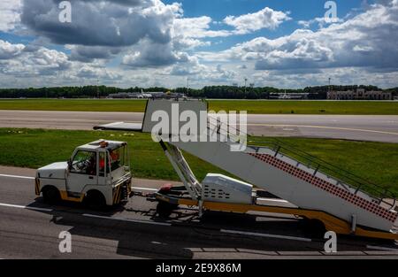 2. Juli 2019, Moskau, Russland. Peron Transporter transportiert die Leiter zum Flugzeug am internationalen Flughafen Vnukovo. Stockfoto