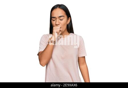 Junge asiatische Frau trägt Freizeitkleidung Gefühl unwohl und Husten als Symptom für Kälte oder Bronchitis. Health Care Konzept. Stockfoto