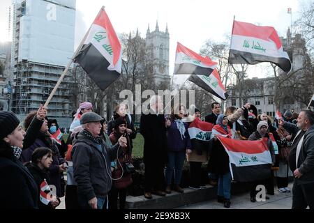 LONDON - 14. DEZEMBER 2019: Protest gegen die irakische Regierung vor dem Parlament in London zur Beendigung der "Kampagne des Terrors" Stockfoto