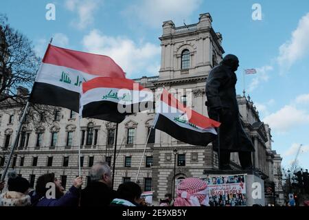 LONDON - 14. DEZEMBER 2019: Protest gegen die irakische Regierung vor dem Parlament in London zur Beendigung der "Kampagne des Terrors" Stockfoto