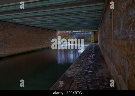 Unter der Straßenbrücke am Rochdale Kanal. Slattocks Stockfoto