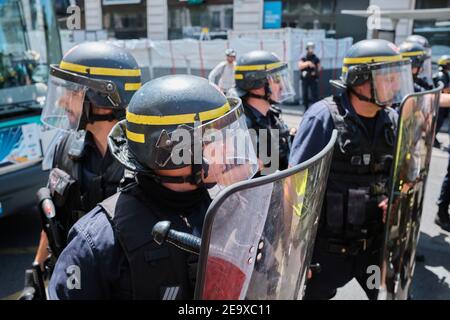 PARIS, FRANKREICH - 29. JUNI 2019: CRS-Bereitschaftspolizei kontrolliert die Massen bei den Gilets Juanes-Protesten 33rd in Paris. Stockfoto