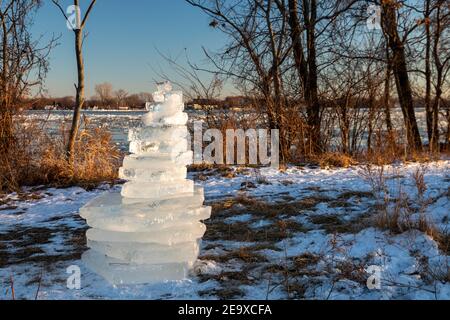 Detroit, Michigan - EIN Käfigl von Eisblöcken, die am Ufer des Detroit River bei Belle Isle angehäuft wurden. Stockfoto