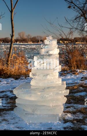 Detroit, Michigan - EIN Käfigl von Eisblöcken, die am Ufer des Detroit River bei Belle Isle angehäuft wurden. Stockfoto