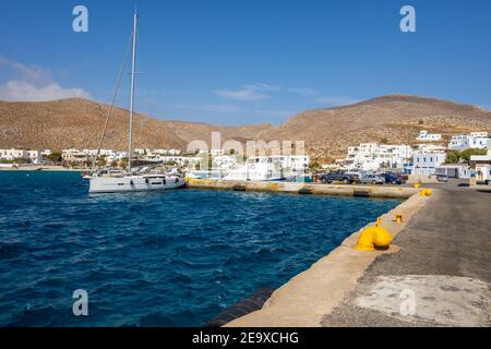 Bucht mit Yachten und Booten in Karavostasi Hafen auf der Insel Folegandros. Kykladen, Griechenland Stockfoto