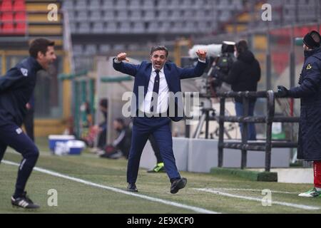 Giovanni Zini Stadion, Cremona, Italien, 06. Februar 2021, Fabio Pecchia (Cremonese) Cheftrainer feiert das zweite Tor von Ciofani während US Cremonese gegen AC Pisa, Italienische Fußball-Meisterschaft Liga BKT - Foto Massimiliano Carnabuci / LM Stockfoto