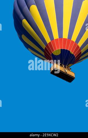 Heißluftballonflug in einem klaren blauen Himmel, von unten nach oben. Stockfoto