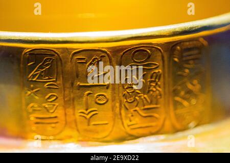 Kairo, Ägyptisches Museum, Geschirr in der königlichen Nekropole von Tanis gefunden, Begräbnis von Psusennes : Gold Vase mit einem herzförmigen Bauch, zeigt Kartuschen. Stockfoto