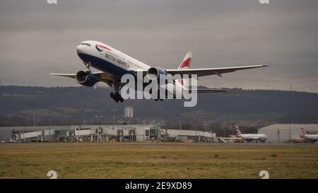 Glasgow, Schottland, Großbritannien. Februar 2021, 6th. Im Bild: Ein spezieller Frachtflug: Eine British Airways Boeing 777-236ER (reg G-YMMS), die letzte Nacht von Bangkok mit Vorräten von PSA nach Glasgow kam und nun mit mehr Fracht beladen ist, die nach London Heathrow abfliegen. Ein seltener Anblick am Flughafen Glasgow, vor allem aber während der Pandemie des Coronavirus (COVID19), bei der die Passagierzahlen dramatisch gesunken sind und eine Reihe von Fluggesellschaften eine kurze Pause eingeschlagen haben, um Geld zu sparen. Quelle: Colin Fisher/Alamy Live News Stockfoto