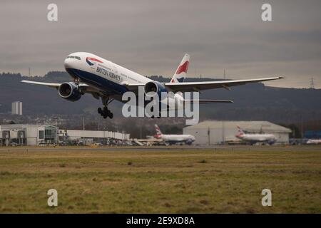 Glasgow, Schottland, Großbritannien. Februar 2021, 6th. Im Bild: Ein spezieller Frachtflug: Eine British Airways Boeing 777-236ER (reg G-YMMS), die letzte Nacht von Bangkok mit Vorräten von PSA nach Glasgow kam und nun mit mehr Fracht beladen ist, die nach London Heathrow abfliegen. Ein seltener Anblick am Flughafen Glasgow, vor allem aber während der Pandemie des Coronavirus (COVID19), bei der die Passagierzahlen dramatisch gesunken sind und eine Reihe von Fluggesellschaften eine kurze Pause eingeschlagen haben, um Geld zu sparen. Quelle: Colin Fisher/Alamy Live News Stockfoto