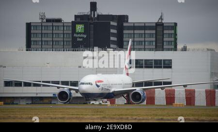 Glasgow, Schottland, Großbritannien. Februar 2021, 6th. Im Bild: Ein spezieller Frachtflug: Eine British Airways Boeing 777-236ER (reg G-YMMS), die letzte Nacht von Bangkok mit Vorräten von PSA nach Glasgow kam und nun mit mehr Fracht beladen ist, die nach London Heathrow abfliegen. Ein seltener Anblick am Flughafen Glasgow, vor allem aber während der Pandemie des Coronavirus (COVID19), bei der die Passagierzahlen dramatisch gesunken sind und eine Reihe von Fluggesellschaften eine kurze Pause eingeschlagen haben, um Geld zu sparen. Quelle: Colin Fisher/Alamy Live News Stockfoto