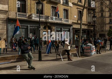 Barcelona, Spanien. Februar 2021, 6th. Exil-Kubaner versammeln sich vor dem Generalkonsulat von Kuba in Barcelona, um für die Befreiung der politischen Gefangenen zu protestieren. Quelle: Matthias Oesterle/Alamy Live News Stockfoto