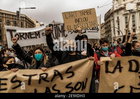 Barcelona, Spanien. Februar 2021, 6th. Lehrer und Schüler von Tanzschulen rufen Slogans hinter ihren Transparenten, während sie gegen härtere Anti-covid19-Maßnahmen wie Schließungen im Gastgewerbe und Kultursektor und Einschränkungen sozialer Kontakte durch die katalanische Regierung wegen der beschleunigten Ausbreitung des Coronavirus protestieren. Quelle: Matthias Oesterle/Alamy Live News Stockfoto