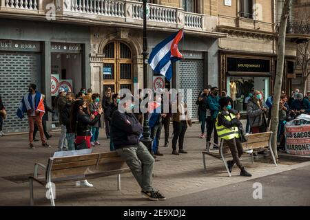 Barcelona, Spanien. Februar 2021, 6th. Exil-Kubaner versammeln sich vor dem Generalkonsulat von Kuba in Barcelona, um für die Befreiung der politischen Gefangenen zu protestieren. Quelle: Matthias Oesterle/Alamy Live News Stockfoto