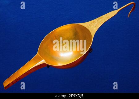 Kairo, Ägyptisches Museum, Geschirr in der königlichen Nekropole von Tanis gefunden, Begräbnis von Psusennes : Gold Schaufel mit dem Ende in Form eines Entenkopfes. Stockfoto