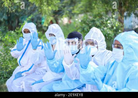 Die Ärzte tragen PPE und führen ein Gespräch im Freien Stockfoto