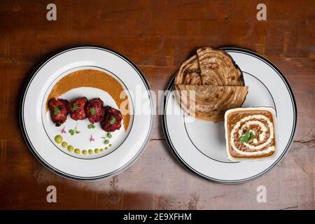 Chicken Tikka und dal makhani mit Naan Indian spezielle traditionelle Lebensmittel. Top down Bild Stockfoto