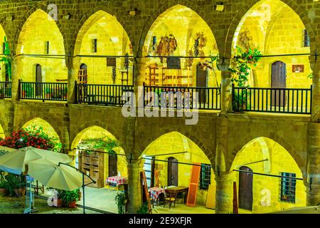 Nachtansicht einer Arkade von Buyuk Han in Lefkosa, Zypern Stockfoto