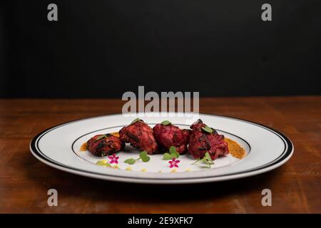 Chicken Skew Kebab.Traditionelles indisches Gericht auf Holzkohle und Flamme gekocht. Stockfoto