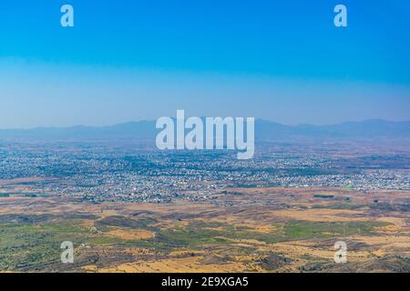 Luftaufnahme von Nicosia/Lefkosa von der Burg Buffavento in Zypern Stockfoto