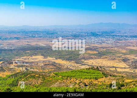 Luftaufnahme von Nicosia/Lefkosa von der Burg Buffavento in Zypern Stockfoto