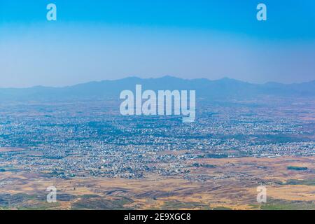 Luftaufnahme von Nicosia/Lefkosa von der Burg Buffavento in Zypern Stockfoto