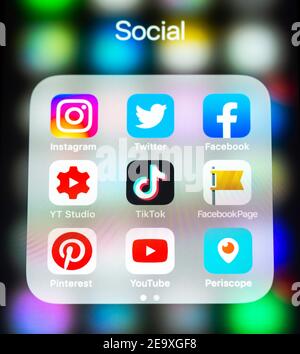 Symbole für Social-Media-Anwendungen im Ordner auf dem iPhone-Bildschirm. Stockfoto