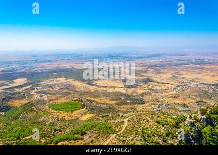 Luftaufnahme von Nicosia/Lefkosa von der Burg Buffavento in Zypern Stockfoto