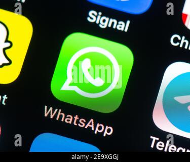 WhatsApp Messenger App-Symbol auf dem iPhone-Bildschirm. WhatsApp Messenger, ist eine amerikanische Freeware, Cross-Plattform-Messaging-Service von Facebook im Besitz. Stockfoto