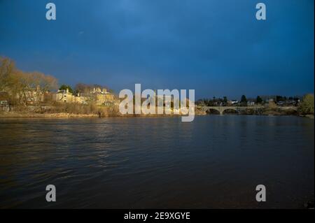 Ednam House Hotel und Kelso oder Rennie's Bridge über den Fluss Tweed, Kelso, Scottish Borders, Schottland Stockfoto