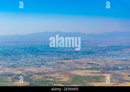 Luftaufnahme von Nicosia/Lefkosa von der Burg Buffavento in Zypern Stockfoto