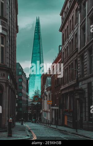 London UK Januar 2021 Blick auf den massiven Shard Wolkenkratzer aus der Ferne, vom Londoner Finanzviertel. Wolkenkratzer eingerahmt zwischen kleinen BU Stockfoto