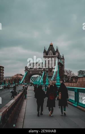 London UK Januar 2021 Vertikale Show der Tower Bridge, Menschen, die während der nationalen Lockdown der britischen Covid austragen und trainieren. Beliebte Lage für Stockfoto