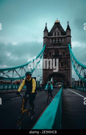 London UK Januar 2021 Vertikale Aufnahme auf der Tower Bridge, die Menschen radeln entlang der Brücke während der nationalen Sperre des vereinigten königreichs. Beliebtes Ziel für j Stockfoto