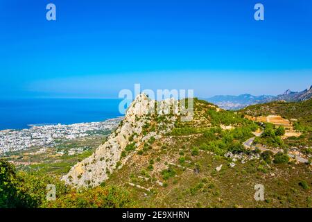 Kyrenia/Girne von der Burg St. Hilarion in Zypern aus gesehen Stockfoto