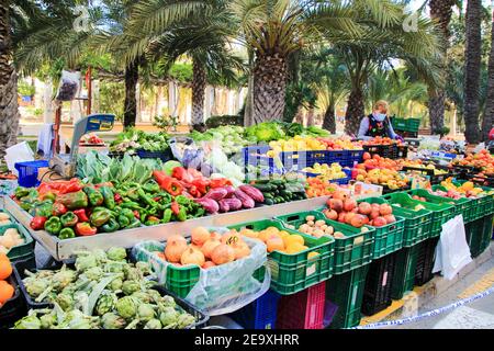 Elche, Alicante, Spanien - 26. Januar 2021: Frische Produkte zum Verkauf auf dem lokalen ökologischen Markt im Raval Viertel in Elche Stockfoto